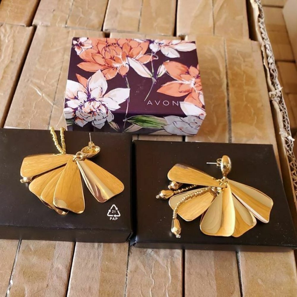AVON PRETTY PETALS EARRINGS METALLIC NWT